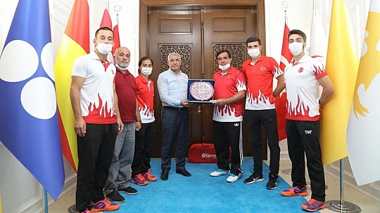 Başarılı Badmintonculardan Başkan Güder'e Ziyaret 