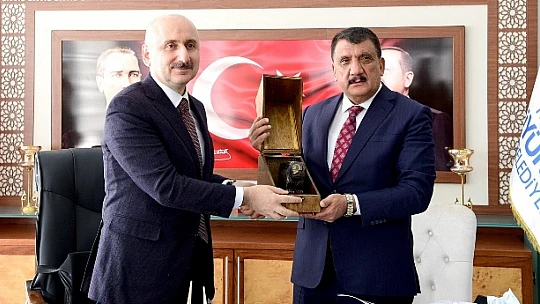 Bakan Karaismailoğlu'ndan Büyükşehir Belediyesi'ne Ziyaret