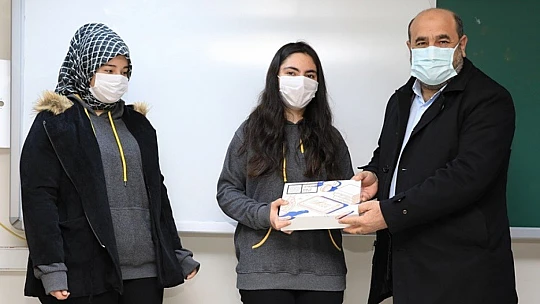 İhtiyaç Sahibi Öğrencilere Tablet Dağıtımı Sürüyor