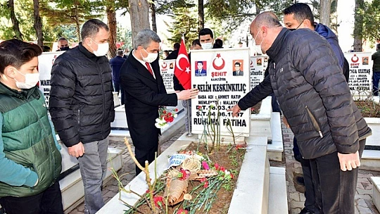 18 Mart Şehitleri Anma Günü Dolayısıyla Şehitlikte Tören Düzenlendi