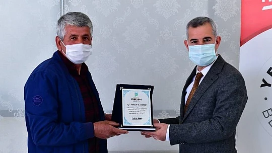 Başkan Çınar, Yeşilyurt Belediyesi'nden Emekli Olan Personellere Plaket