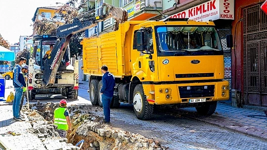 Cezmi Kartay Caddesinde İçmesuyu Çalışmaları Devam Ediyor