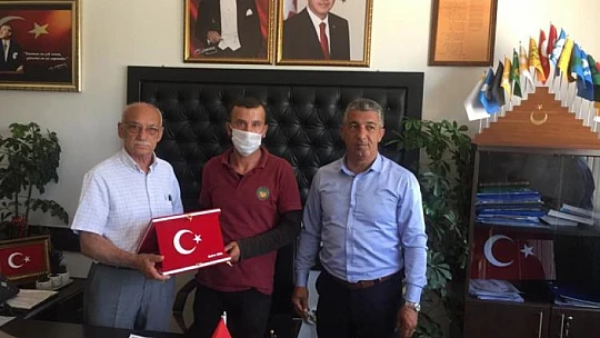 Başkan Gözükara'dan Osman Gönültaş'a Başarı Plaketi