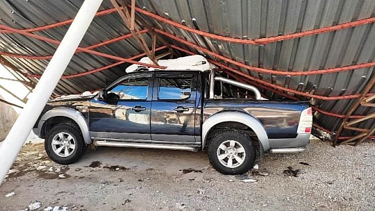 Kar Yükünü Taşıyamayan Otoparkın Çatısı Çöktü