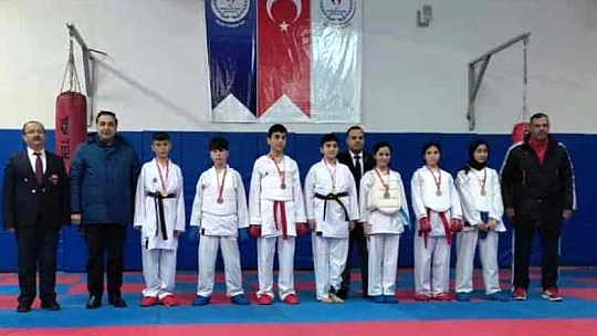 Karateci Gülşen Kardeşler Madalyalara Doymuyor