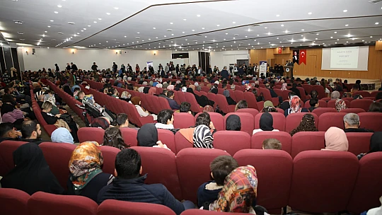 Yazar Kapaklıkaya, Battalgazi'de Sevenleriyle Buluştu