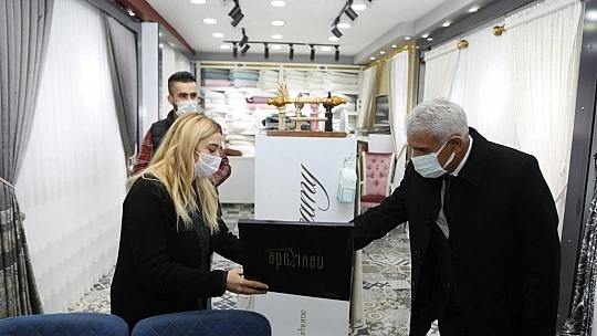 Başkan Güder Fuzuli Caddesi Esnaflarını Gezdi