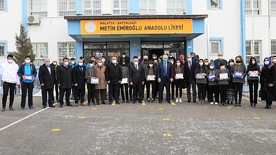 İhtiyaç Sahibi Öğrencilere Tablet Dağıtımı Sürüyor