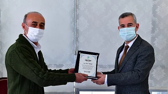 Başkan Çınar, Yeşilyurt Belediyesi'nden Emekli Olan Personellere Plaket
