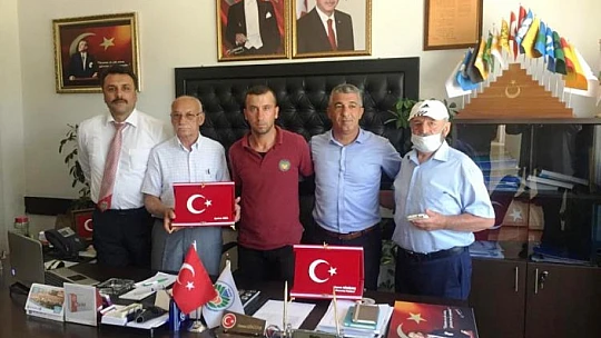 Başkan Gözükara'dan Osman Gönültaş'a Başarı Plaketi