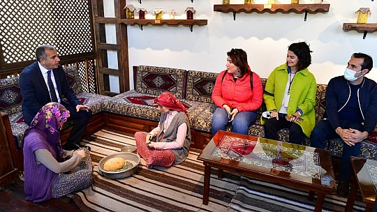 Konakları, Müzeleri Ve Kayısı Çekirdeği Kahvesini Çok Beğendik