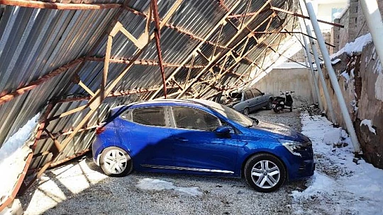 Kar Yükünü Taşıyamayan Otoparkın Çatısı Çöktü