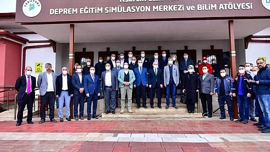 Yeşilyurt Belediyesi, 10 Ton Gıda ve 500 Battaniye'yi İzmir'e Gönderdi