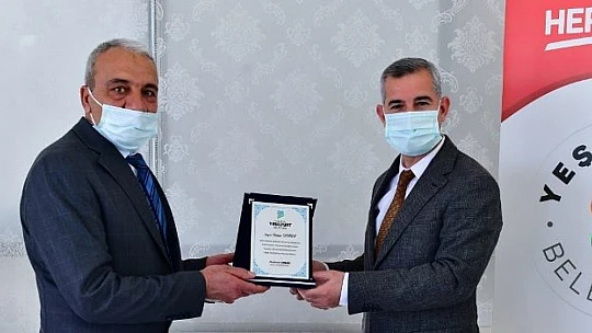 Başkan Çınar, Yeşilyurt Belediyesi'nden Emekli Olan Personellere Plaket