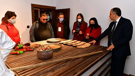 Konakları, Müzeleri Ve Kayısı Çekirdeği Kahvesini Çok Beğendik