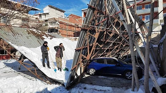 Kar Yükünü Taşıyamayan Otoparkın Çatısı Çöktü