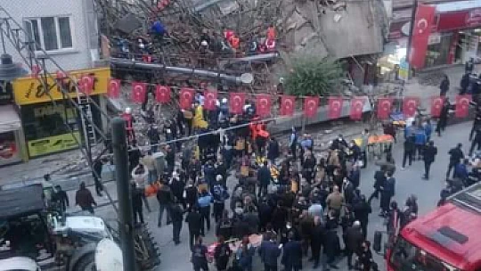 Son Dakika! Malatya'da Bina Çöktü