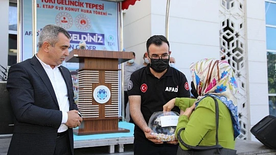 Gelincik Tepesi 678 Konutun Anahtar Teslim Töreni Düzenlendi