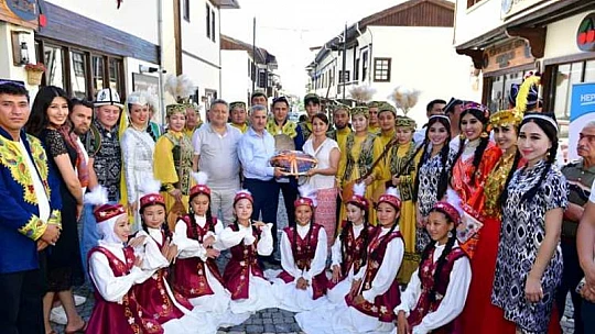 Başkan Çınar, Tarihi Yeşilyurt Konakları'nda Özel Misafirlerini Ağırladı