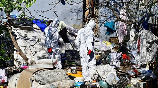 Evde 8 Kamyon Çöp Çıkartıldı