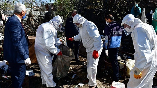 Evde 8 Kamyon Çöp Çıkartıldı