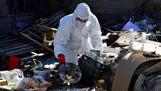 Evde 8 Kamyon Çöp Çıkartıldı