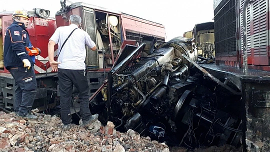 İki Yük Treni Kafa Kafaya Çarpıştı