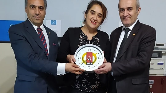 Başkan Dağ, Gazeteci Dilek Kiraz'ı Başarılarından Dolayı Takdir Ediyoruz