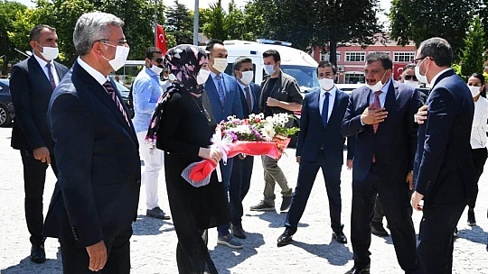 Bakan Kasapoğlu, Büyükşehir Belediyesini Ziyaret Etti