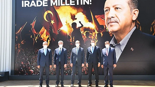 Bakan Kasapoğlu, Büyükşehir Belediyesini Ziyaret Etti