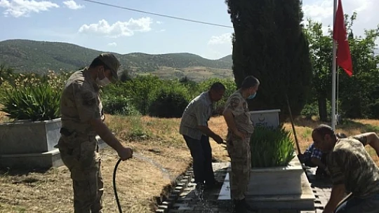 Başkan Gözükara, Şehit Mezarlarına Jandarma Eli Değdi