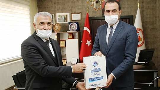 Battalgazi Belediyesi'nden Berber Ve Kuaförlere Maske Desteği