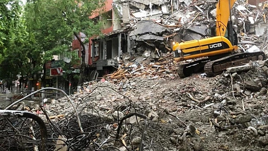 Depremde Hasar Gören Fuzuli Caddesindeki Bina Yıkıldı