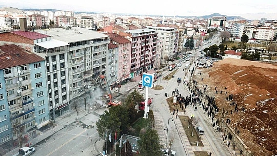 Büyükşehir Ağır Hasarlı Yapıları Yıkıyor