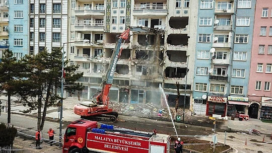 Büyükşehir Ağır Hasarlı Yapıları Yıkıyor