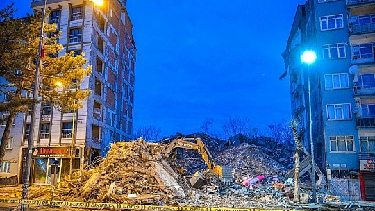 Büyükşehir Ağır Hasarlı Yapıları Yıkıyor