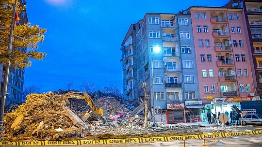 Büyükşehir Ağır Hasarlı Yapıları Yıkıyor