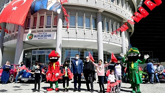 Malatya Büyükşehir Belediyesi Üstü Açık Otobüsle Sokakları Dolaştı