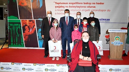 Engelli ve Engelli Yakını Ailelere Kışlık Kıyafet Hediye Edildi