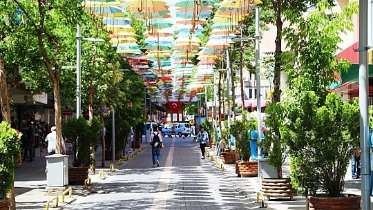 Şemsiye Sokak Gökkuşağı Görünümüne Büründü