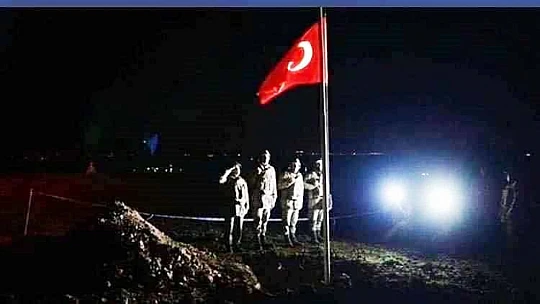 Gözükara, Kandile Türk Bayrağı Dikildi