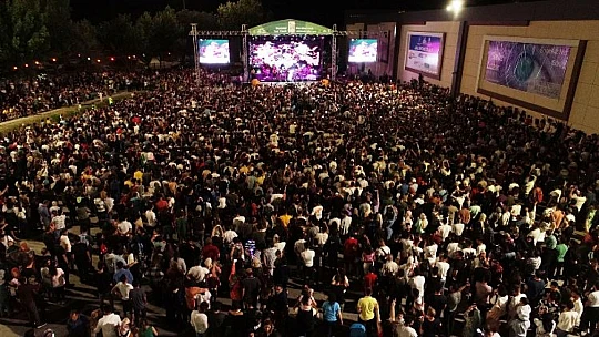 Mişmiş Park Fuar Alanında Hande Yener Rüzgârı