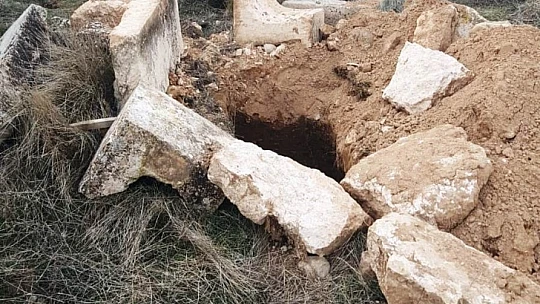 İbadethane Ve Mezarlıklara Zarar Verme