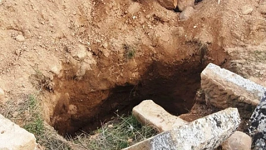 İbadethane Ve Mezarlıklara Zarar Verme