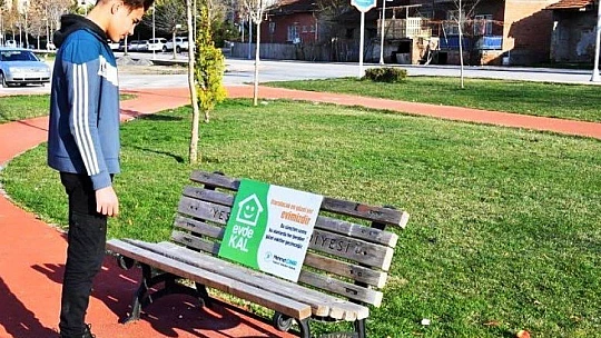 Yeşilyurt Belediyesi 'Evde Kal' Çağrısını Park Alanlarına Taşıdı