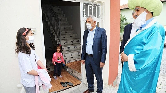 Güder, Sokağa Çıkamayan Çocuklara Bayram Şekeri