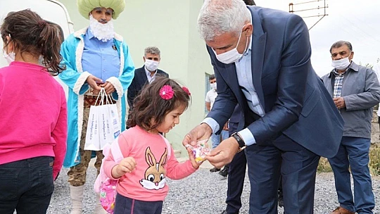 Güder, Sokağa Çıkamayan Çocuklara Bayram Şekeri