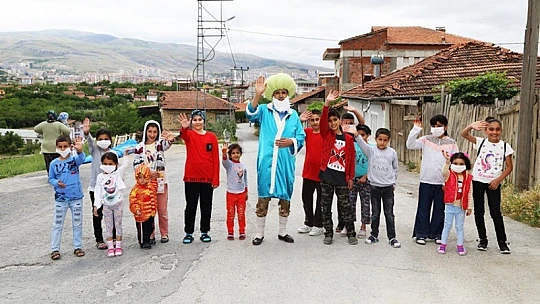 Güder, Sokağa Çıkamayan Çocuklara Bayram Şekeri