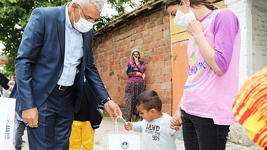 Güder, Sokağa Çıkamayan Çocuklara Bayram Şekeri