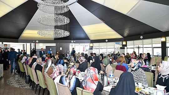 8 Mart Kadınlar Gününde Başkan Gürkan'dan Bayanlara Karanfil